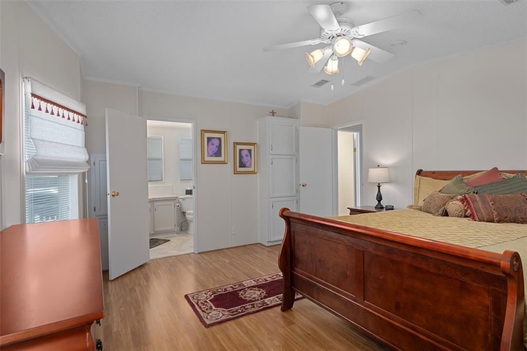 Active With Contract: $199,900 (2 beds, 2 baths, 1288 Square Feet)
