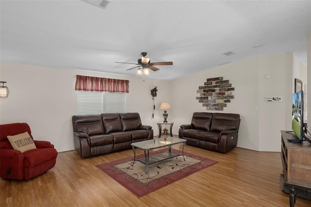 Active With Contract: $199,900 (2 beds, 2 baths, 1288 Square Feet)