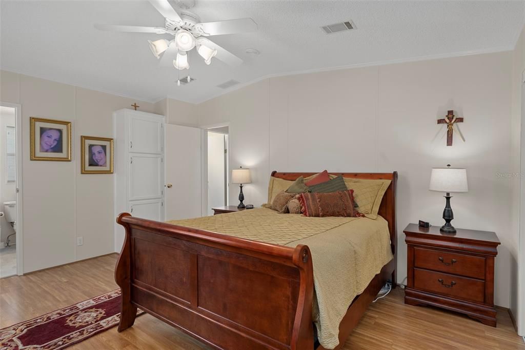 Active With Contract: $199,900 (2 beds, 2 baths, 1288 Square Feet)