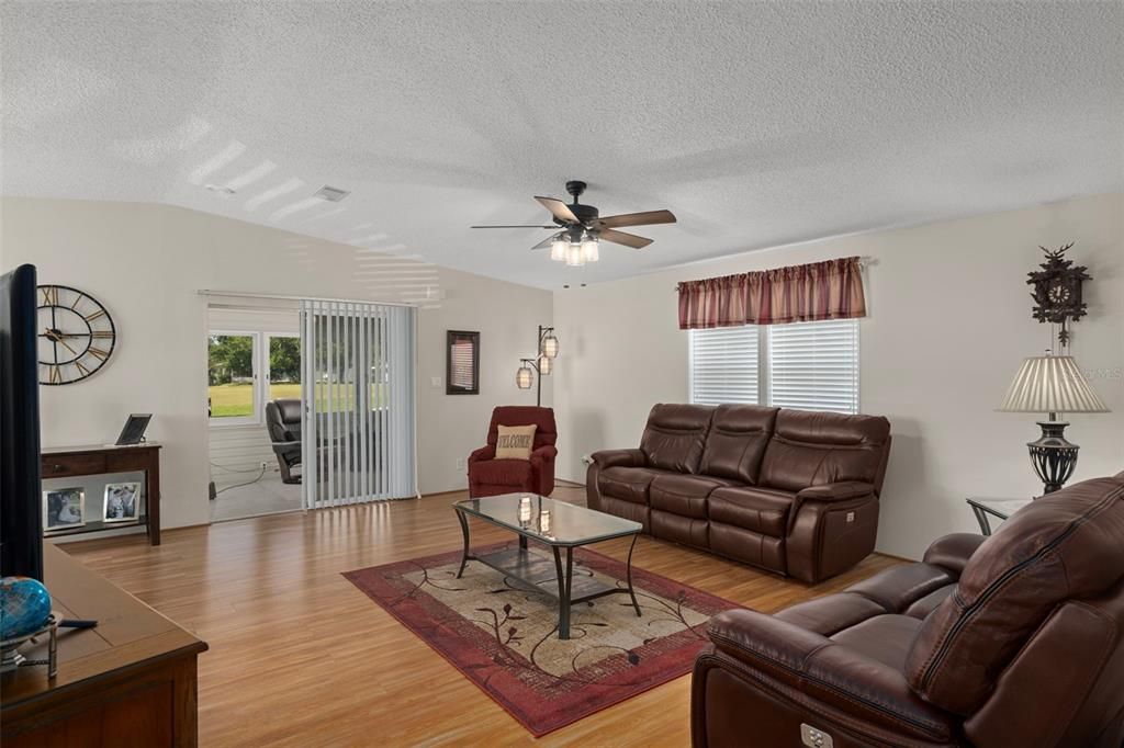 Active With Contract: $199,900 (2 beds, 2 baths, 1288 Square Feet)