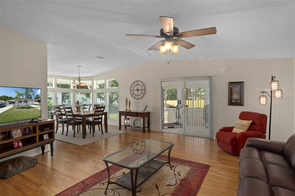 Active With Contract: $199,900 (2 beds, 2 baths, 1288 Square Feet)