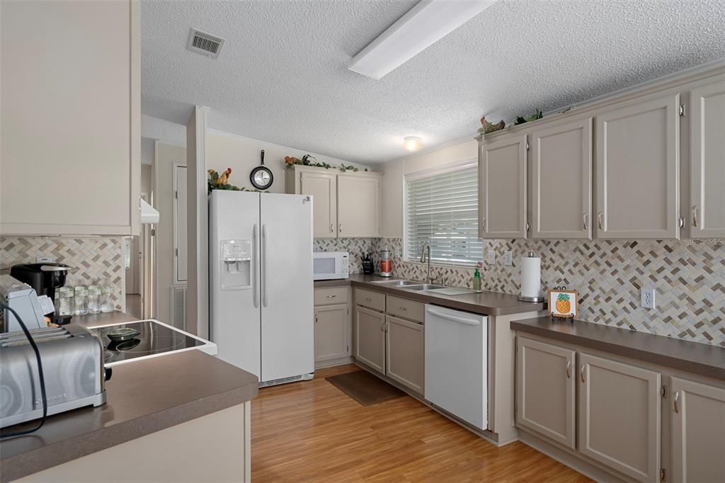 Active With Contract: $199,900 (2 beds, 2 baths, 1288 Square Feet)