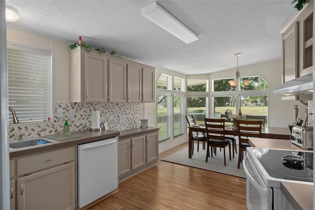 Active With Contract: $199,900 (2 beds, 2 baths, 1288 Square Feet)