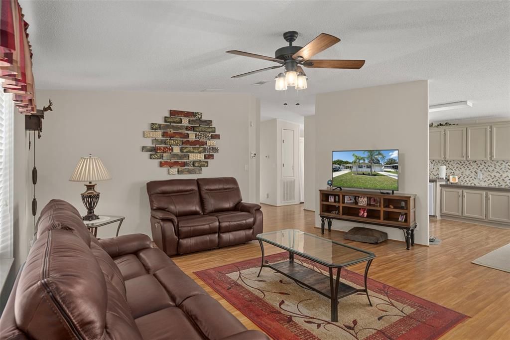 Active With Contract: $199,900 (2 beds, 2 baths, 1288 Square Feet)