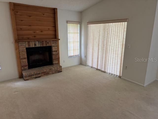 合同活跃: $325,000 (3 贝兹, 2 浴室, 1574 平方英尺)