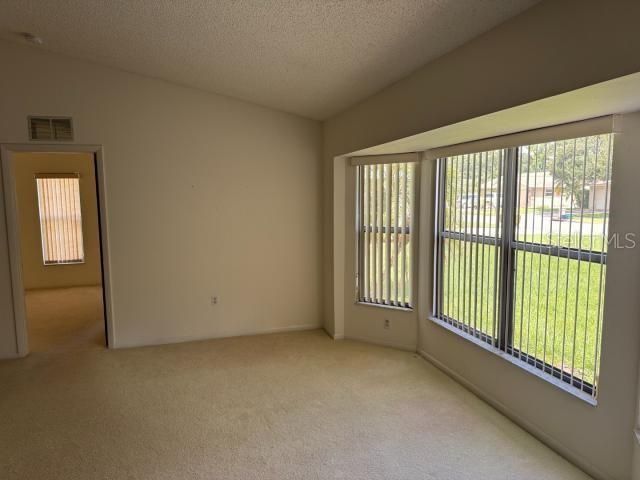 合同活跃: $325,000 (3 贝兹, 2 浴室, 1574 平方英尺)