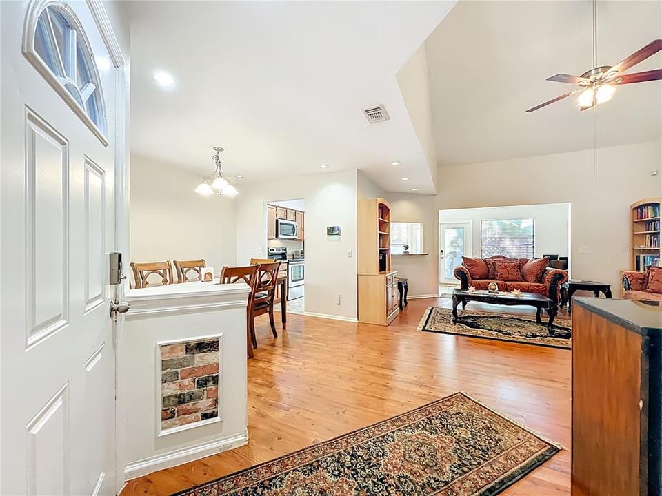 待售: $305,000 (3 贝兹, 2 浴室, 1462 平方英尺)