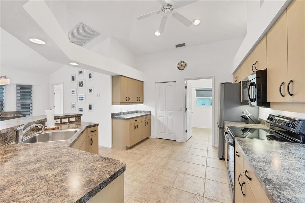 Activo con contrato: $370,000 (3 camas, 2 baños, 1859 Pies cuadrados)