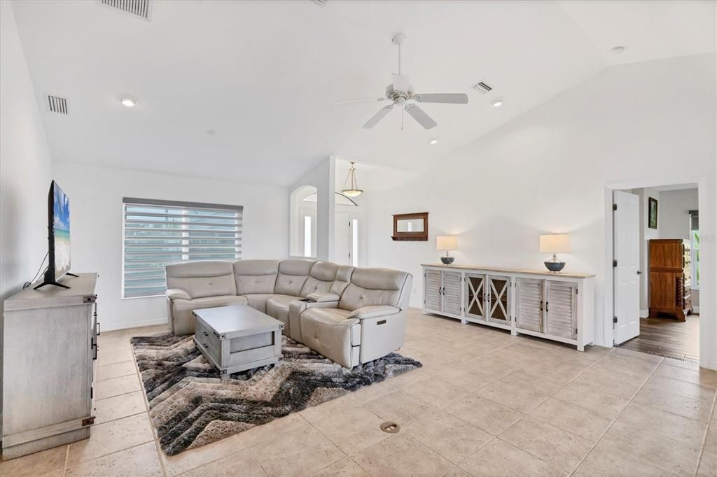 Activo con contrato: $370,000 (3 camas, 2 baños, 1859 Pies cuadrados)