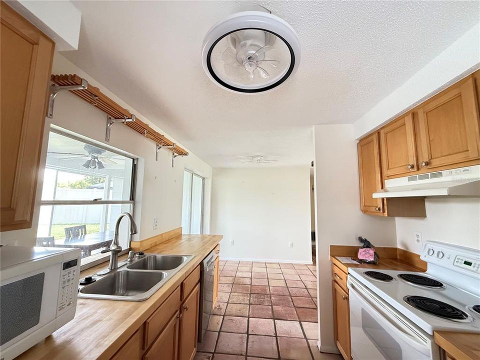 For Rent: $2,500 (2 beds, 2 baths, 1069 Square Feet)