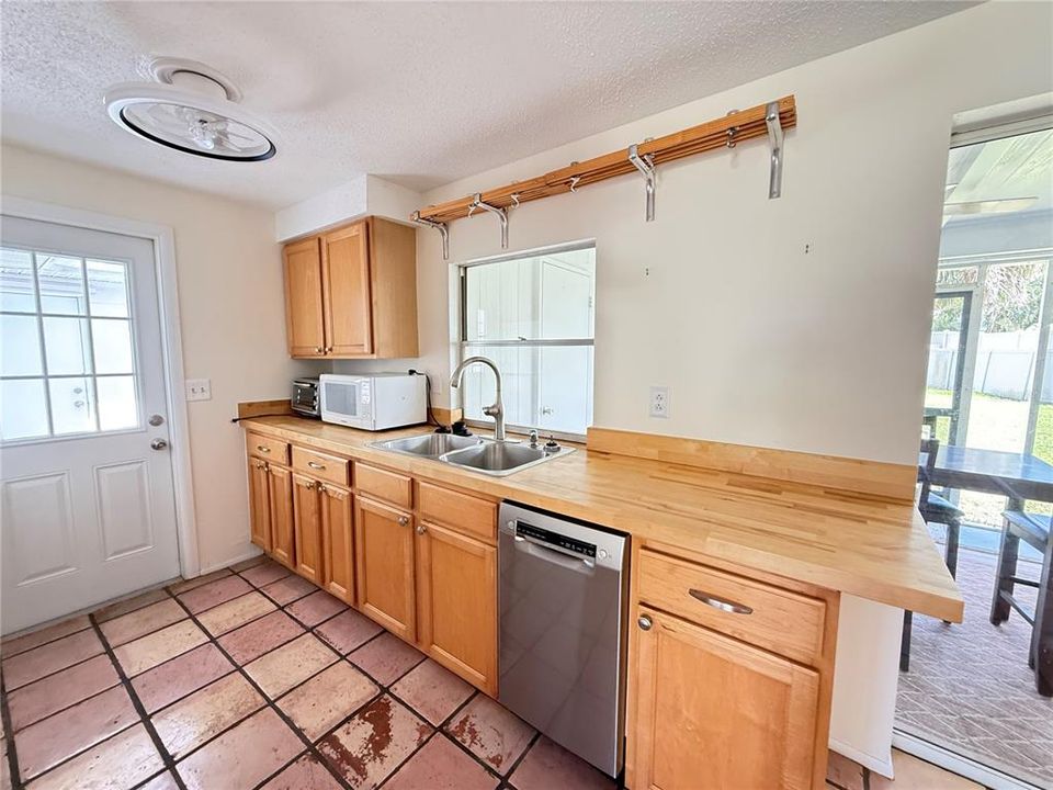 For Rent: $2,500 (2 beds, 2 baths, 1069 Square Feet)