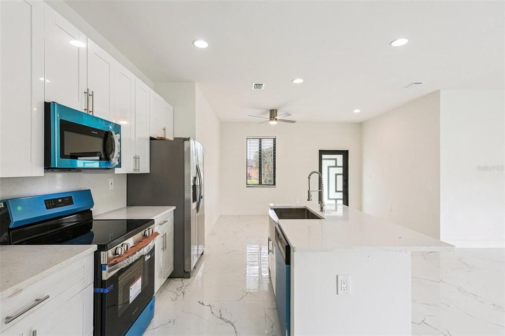 На продажу: $359,000 (4 спален, 2 ванн, 1636 Квадратных фут)