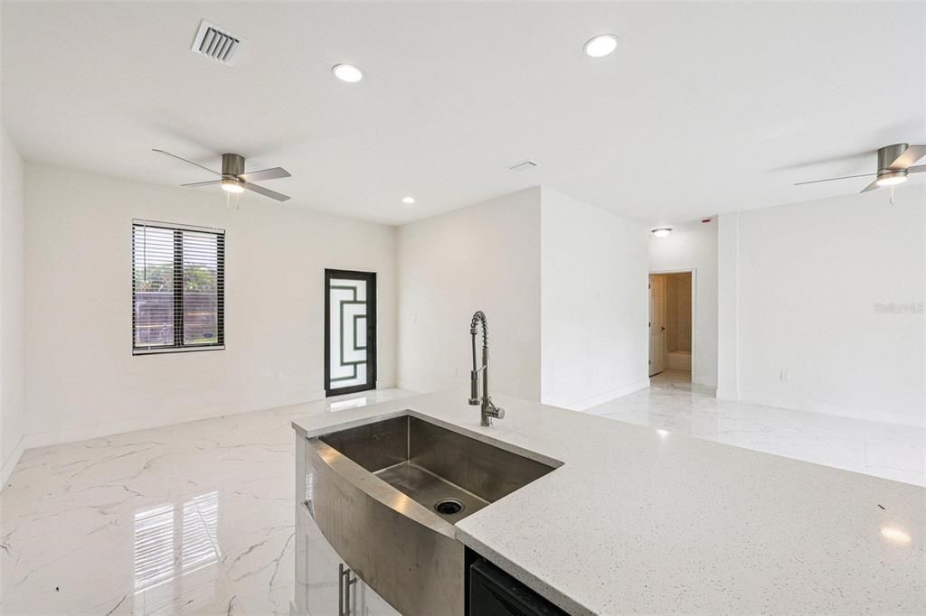 На продажу: $359,000 (4 спален, 2 ванн, 1636 Квадратных фут)