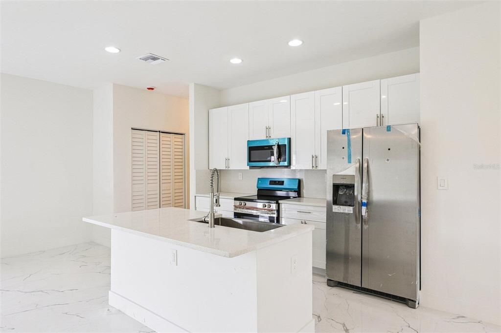 На продажу: $359,000 (4 спален, 2 ванн, 1636 Квадратных фут)