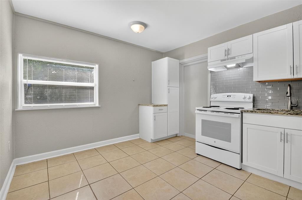 Active With Contract: $250,000 (2 beds, 1 baths, 767 Square Feet)