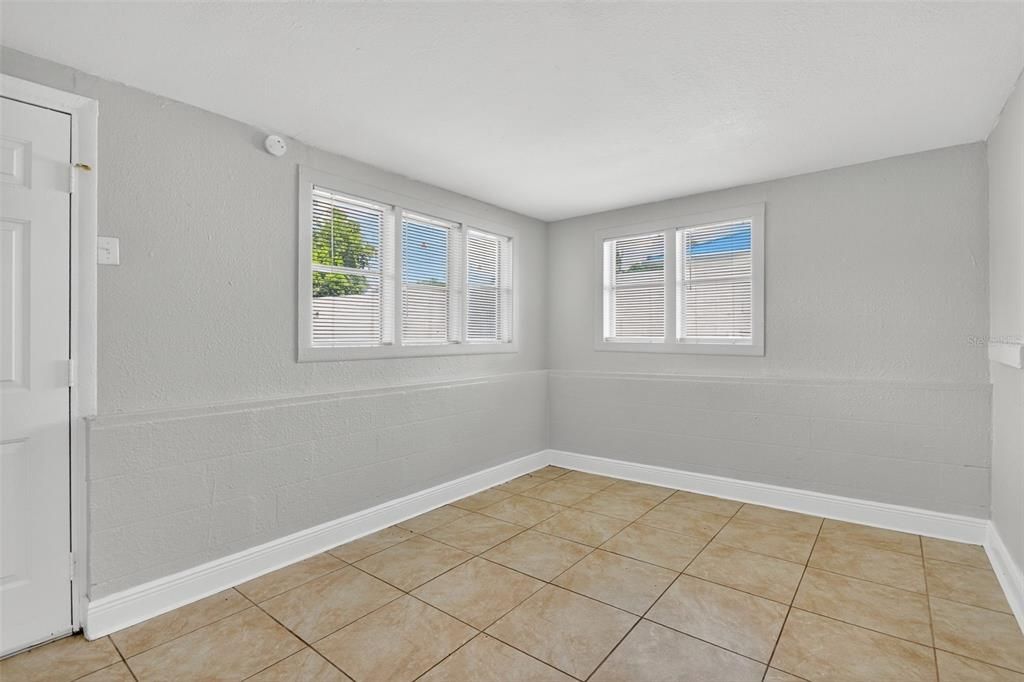 Active With Contract: $250,000 (2 beds, 1 baths, 767 Square Feet)