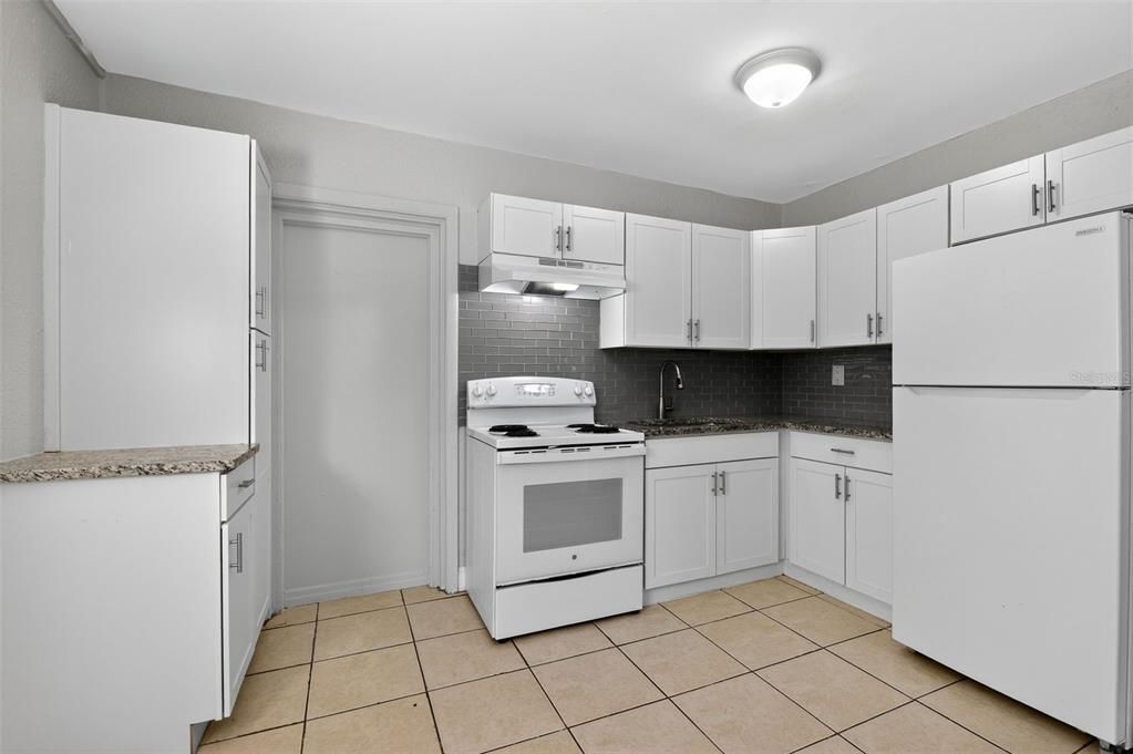 Active With Contract: $250,000 (2 beds, 1 baths, 767 Square Feet)
