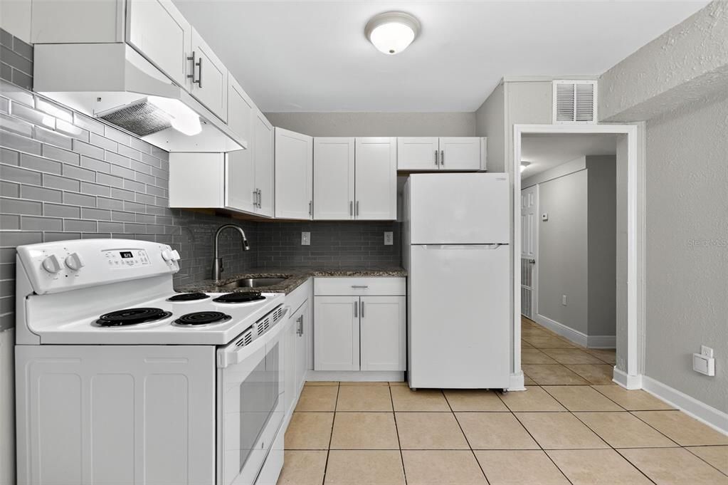 Active With Contract: $250,000 (2 beds, 1 baths, 767 Square Feet)