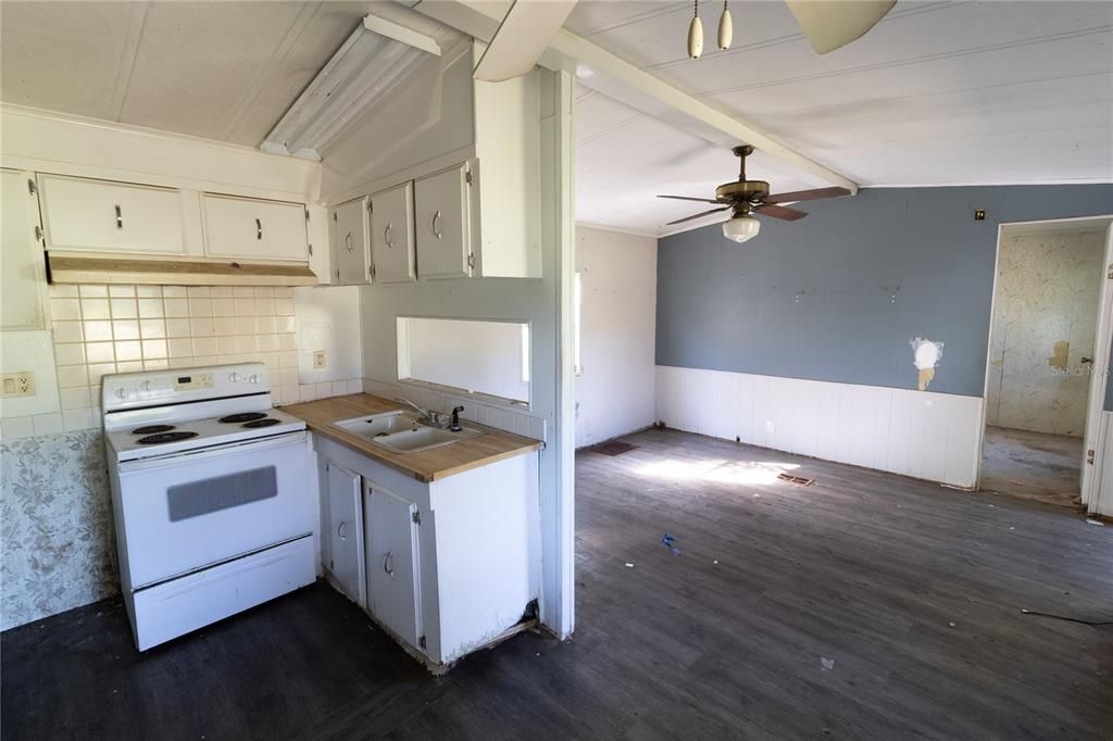 待售: $299,900 (2 贝兹, 2 浴室, 644 平方英尺)