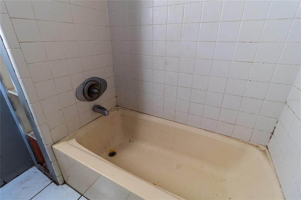 待售: $299,900 (2 贝兹, 2 浴室, 644 平方英尺)