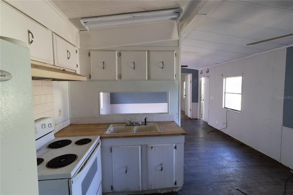 待售: $299,900 (2 贝兹, 2 浴室, 644 平方英尺)