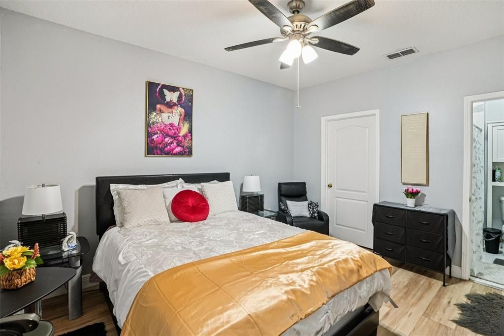 For Sale: $170,000 (2 beds, 2 baths, 983 Square Feet)