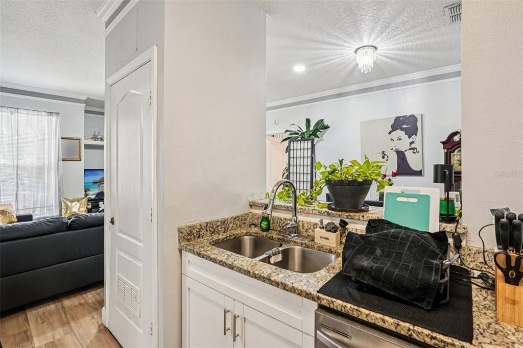 For Sale: $170,000 (2 beds, 2 baths, 983 Square Feet)