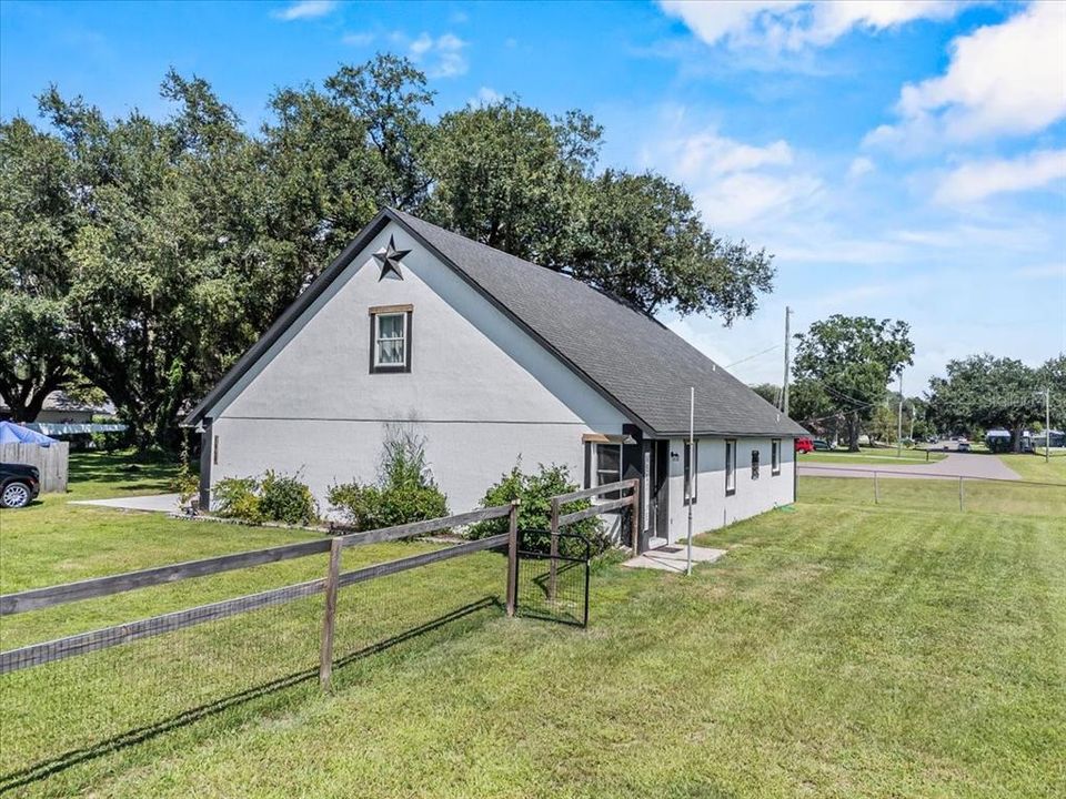 Под контрактом: $319,000 (4 спален, 2 ванн, 2442 Квадратных фут)