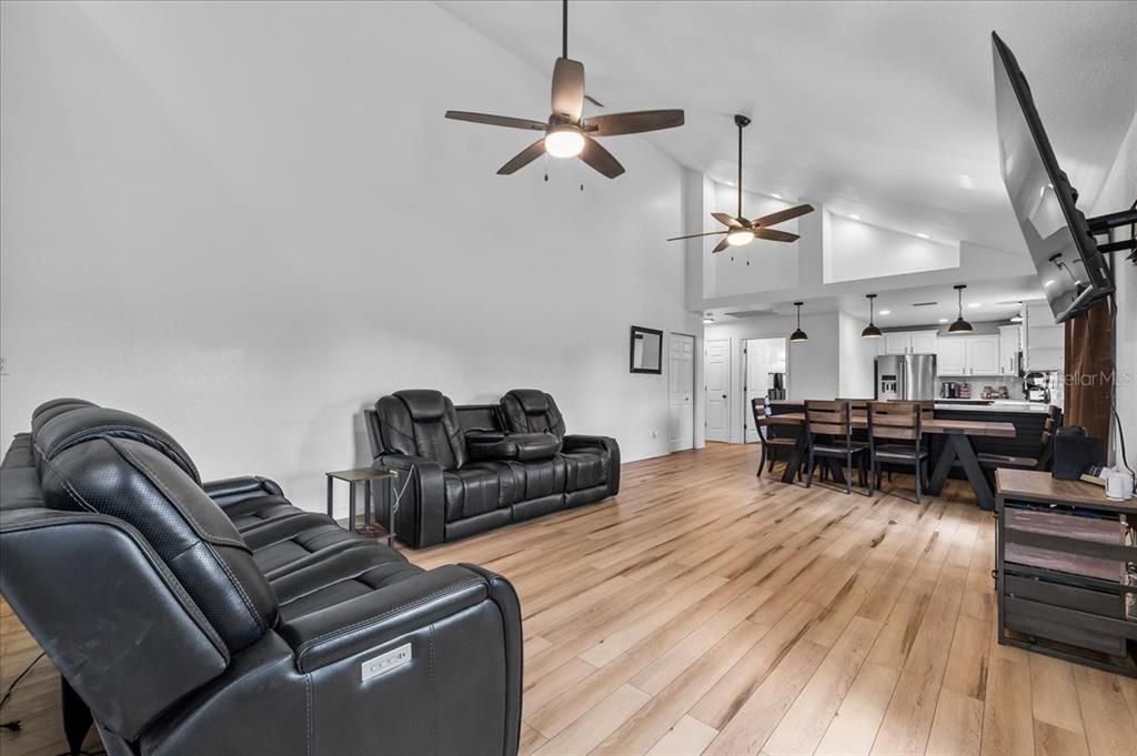 Под контрактом: $319,000 (4 спален, 2 ванн, 2442 Квадратных фут)