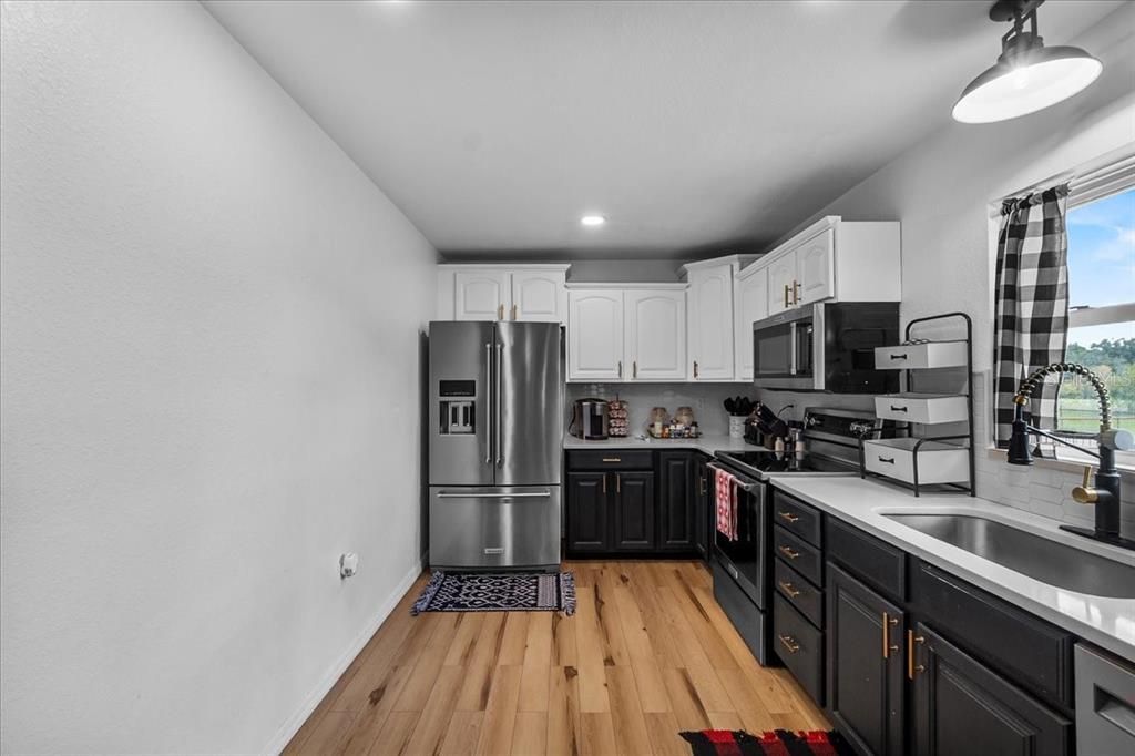 Под контрактом: $319,000 (4 спален, 2 ванн, 2442 Квадратных фут)