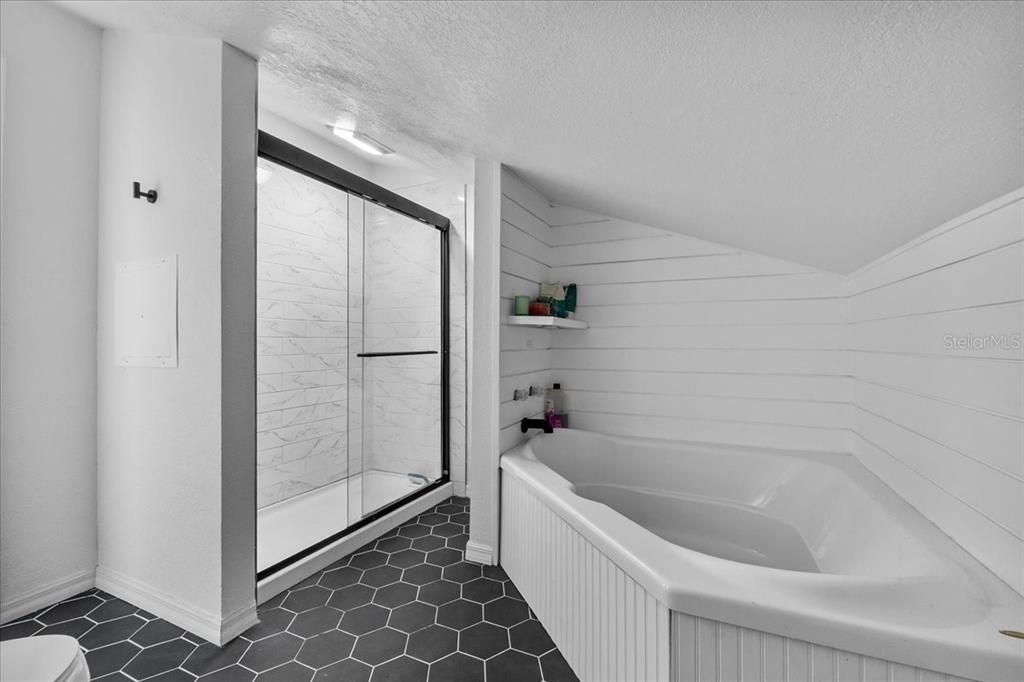 Под контрактом: $319,000 (4 спален, 2 ванн, 2442 Квадратных фут)