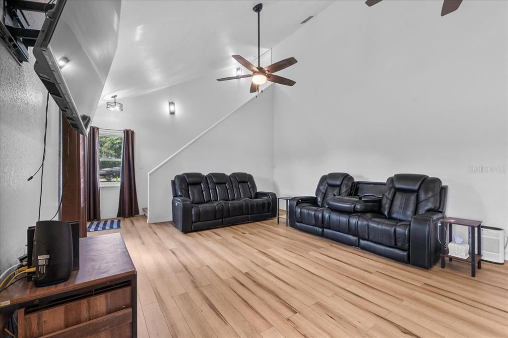 Под контрактом: $319,000 (4 спален, 2 ванн, 2442 Квадратных фут)