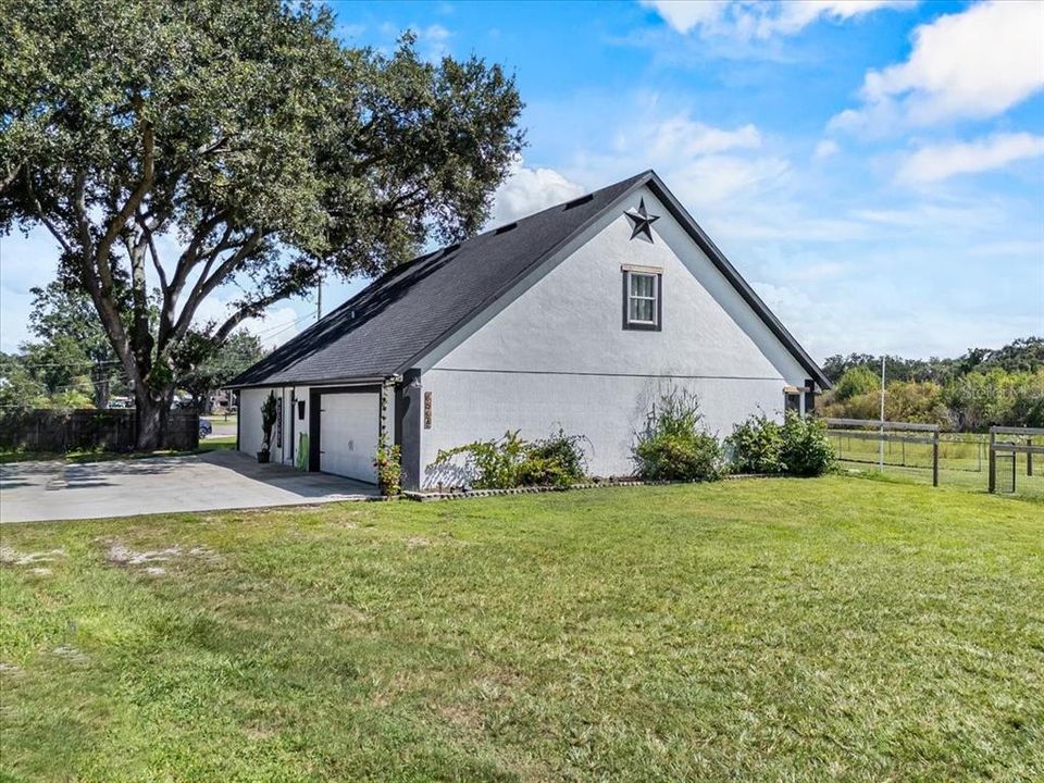 Под контрактом: $319,000 (4 спален, 2 ванн, 2442 Квадратных фут)