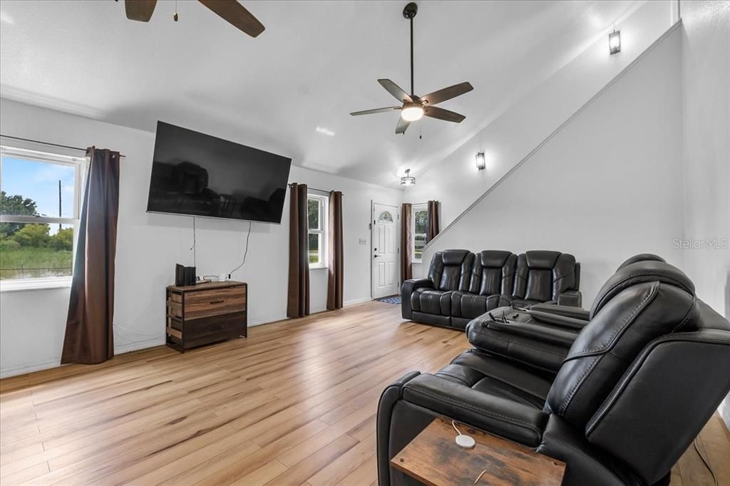 Под контрактом: $319,000 (4 спален, 2 ванн, 2442 Квадратных фут)