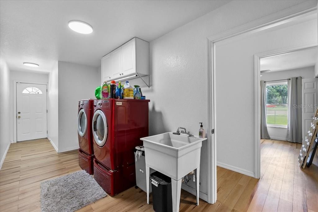 Под контрактом: $319,000 (4 спален, 2 ванн, 2442 Квадратных фут)