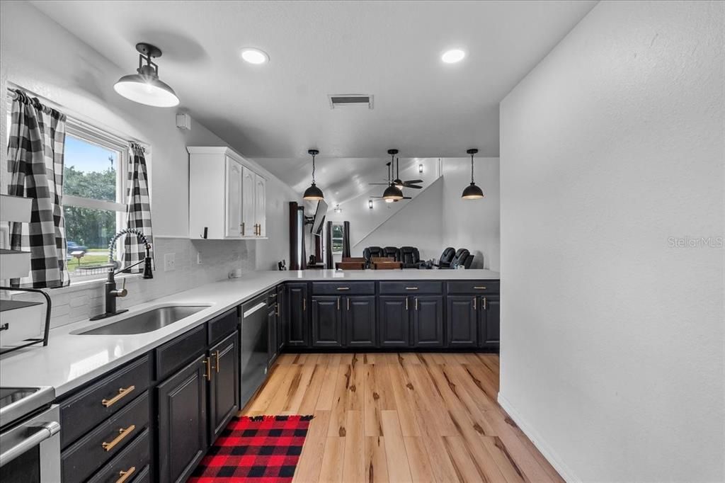 Под контрактом: $319,000 (4 спален, 2 ванн, 2442 Квадратных фут)