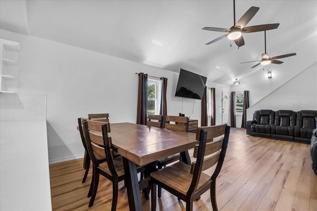 Под контрактом: $319,000 (4 спален, 2 ванн, 2442 Квадратных фут)