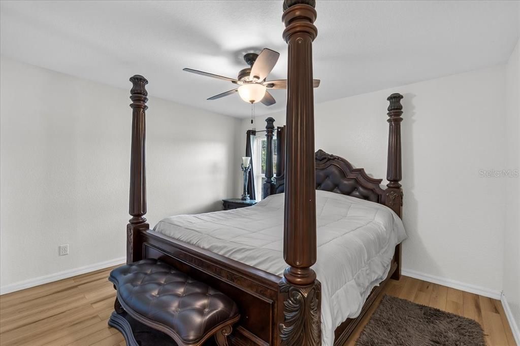 Под контрактом: $319,000 (4 спален, 2 ванн, 2442 Квадратных фут)