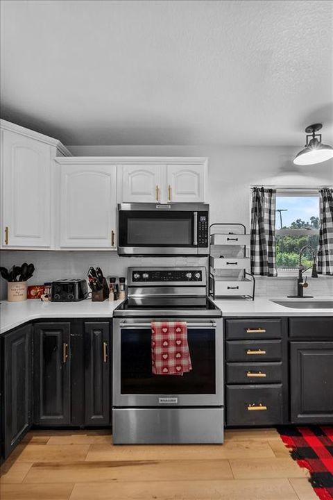 Под контрактом: $319,000 (4 спален, 2 ванн, 2442 Квадратных фут)