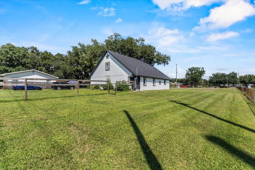 Под контрактом: $319,000 (4 спален, 2 ванн, 2442 Квадратных фут)