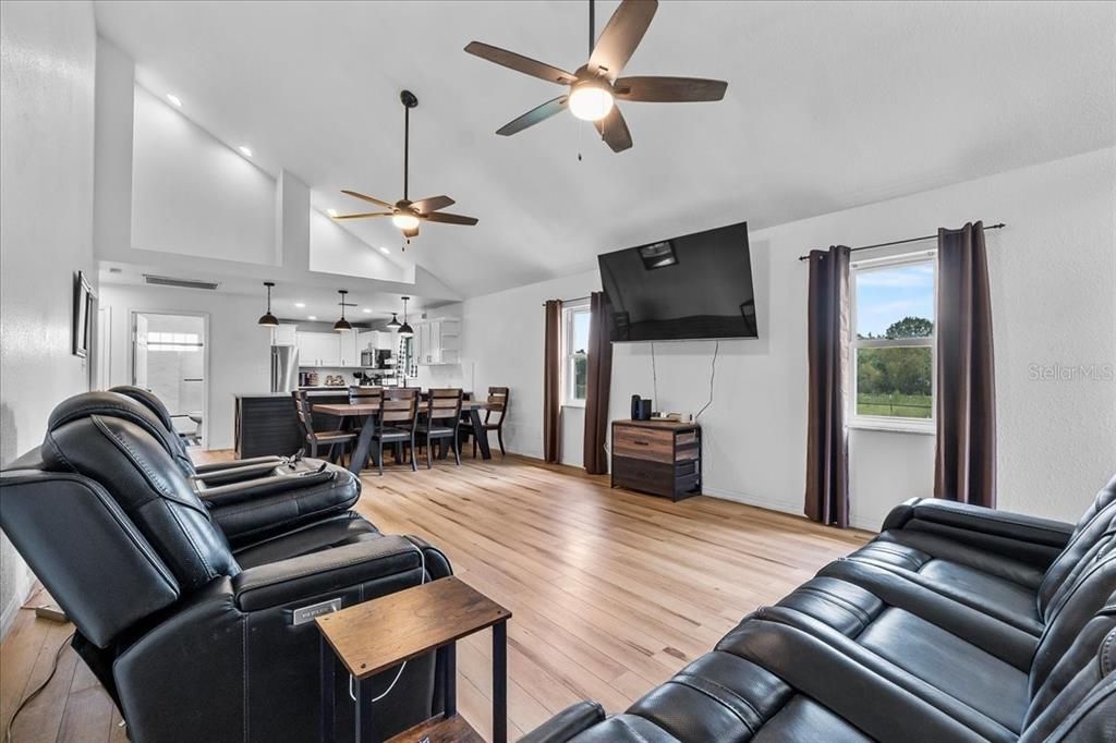 Под контрактом: $319,000 (4 спален, 2 ванн, 2442 Квадратных фут)