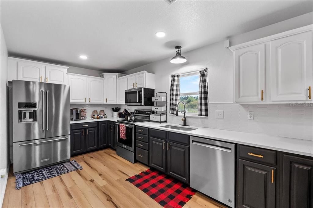 Под контрактом: $319,000 (4 спален, 2 ванн, 2442 Квадратных фут)