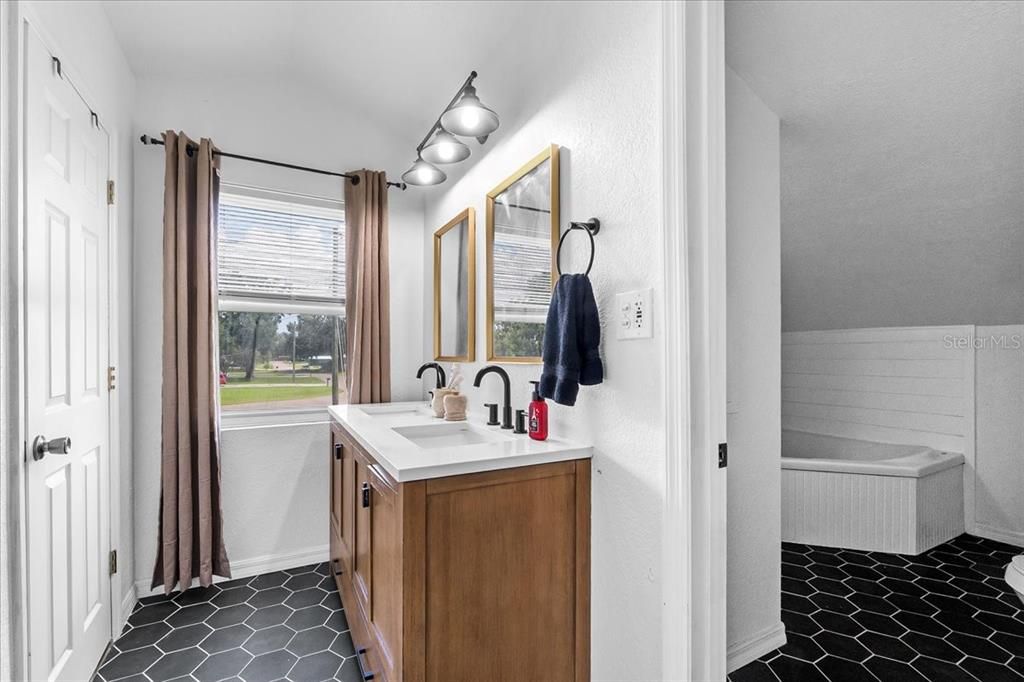 Под контрактом: $319,000 (4 спален, 2 ванн, 2442 Квадратных фут)