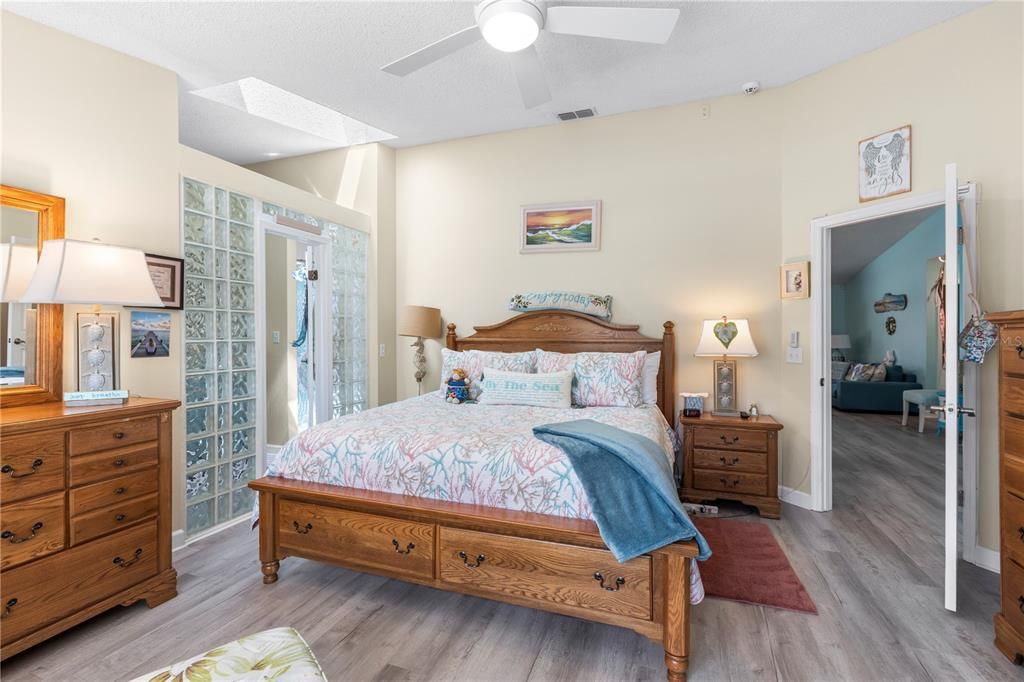 Под контрактом: $400,000 (3 спален, 2 ванн, 1664 Квадратных фут)