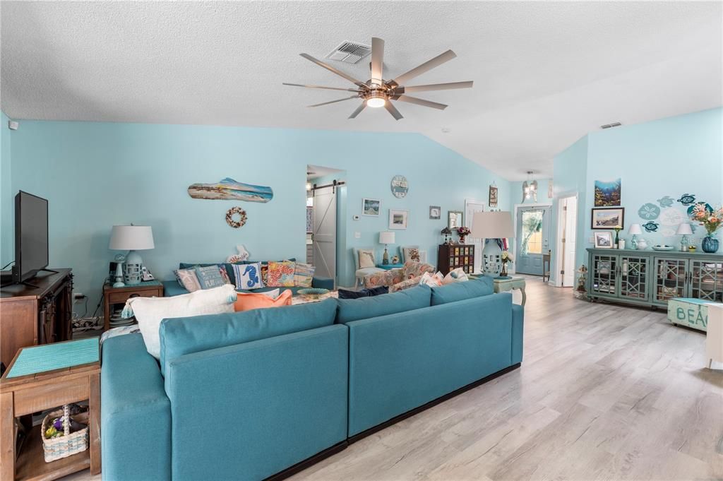 Под контрактом: $400,000 (3 спален, 2 ванн, 1664 Квадратных фут)