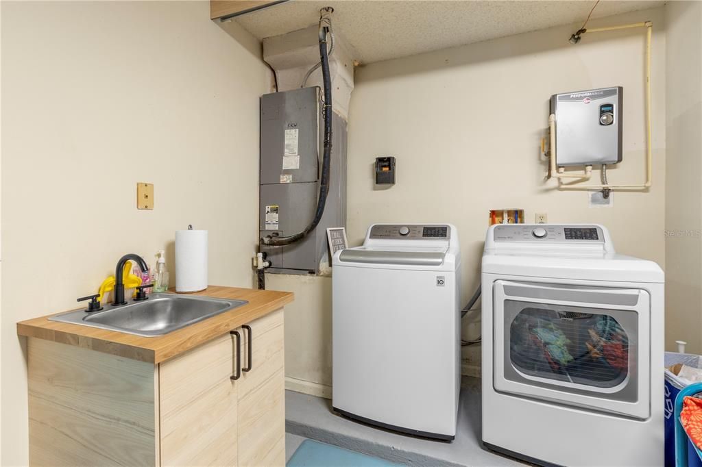 Под контрактом: $400,000 (3 спален, 2 ванн, 1664 Квадратных фут)