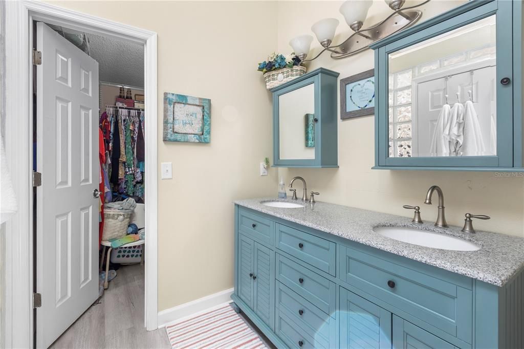 Под контрактом: $400,000 (3 спален, 2 ванн, 1664 Квадратных фут)