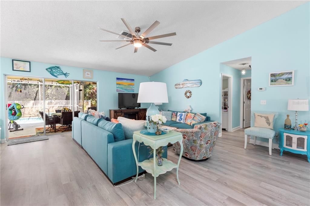 Под контрактом: $400,000 (3 спален, 2 ванн, 1664 Квадратных фут)