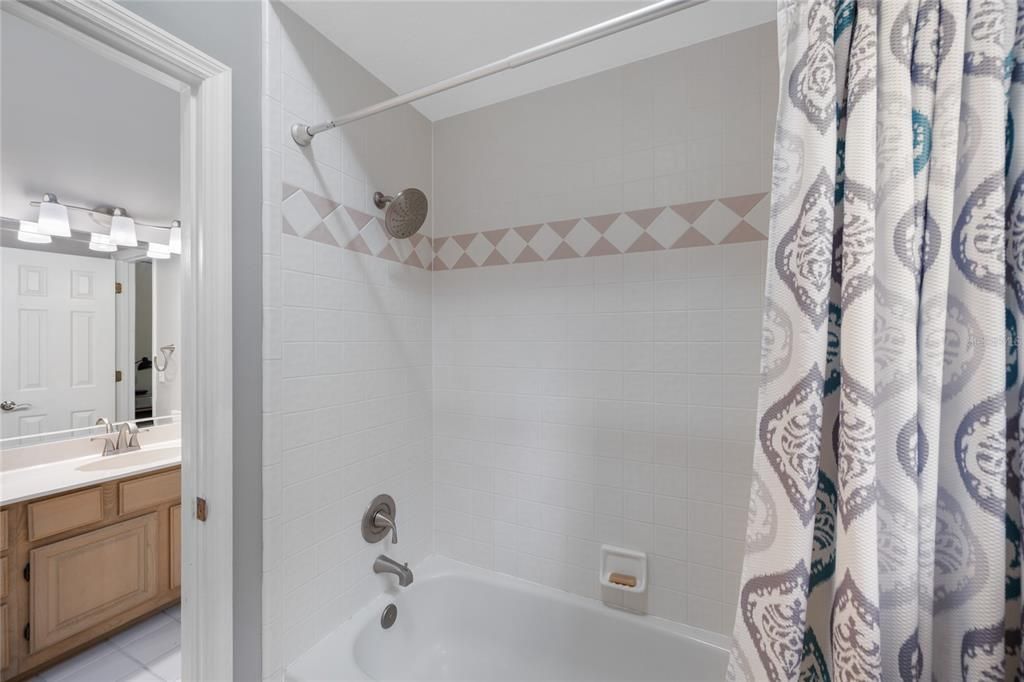 Под контрактом: $1,290,000 (6 спален, 4 ванн, 4016 Квадратных фут)