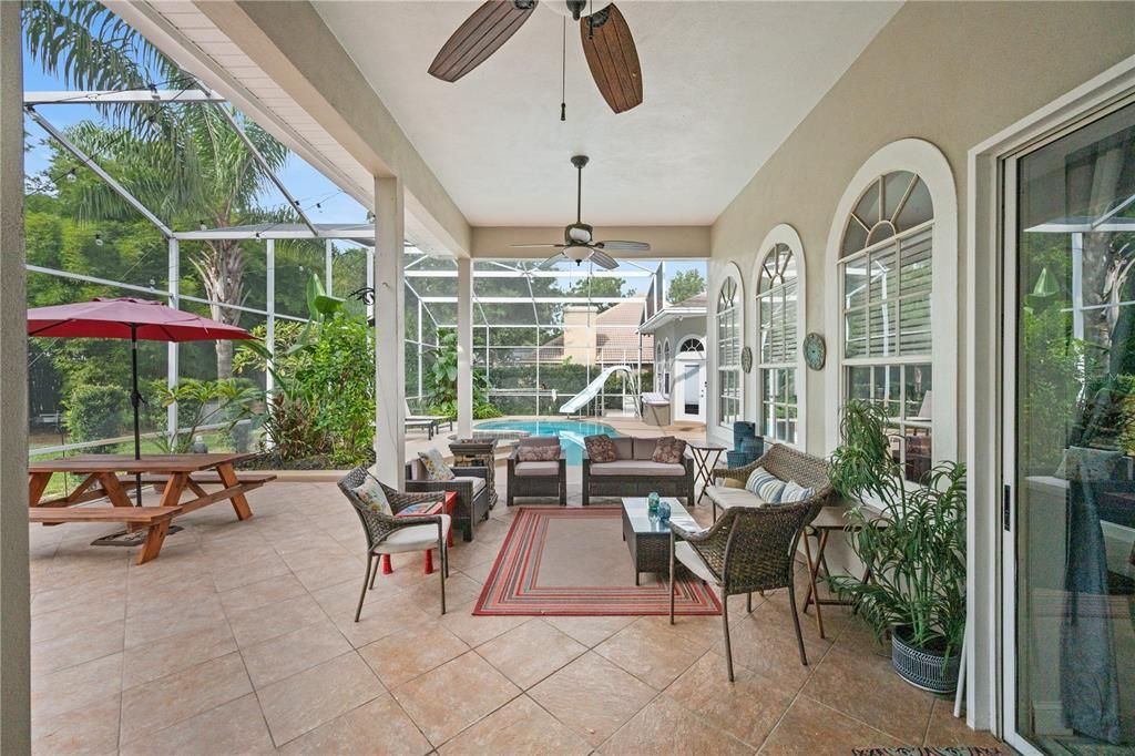 Под контрактом: $1,290,000 (6 спален, 4 ванн, 4016 Квадратных фут)